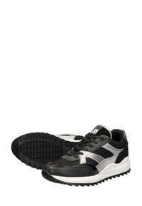 Schwarze und silberne Sportsneaker aus Mesh- und Lederstoffen, mit einer dicken Sohle, strukturierten Akzenten und einem Schnürdesign.