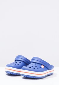 Crocs CROCBAND - Sandály do bazénu - cerulean blue