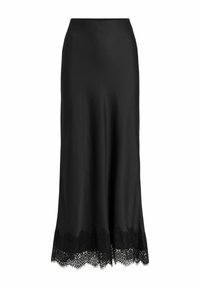 Črna satenska krilo s prilegajočim se pasom, tekočim dizajnom in zapletenim čipkastim robom na spodnjem delu, z rastlinskimi vzorci v čipki.