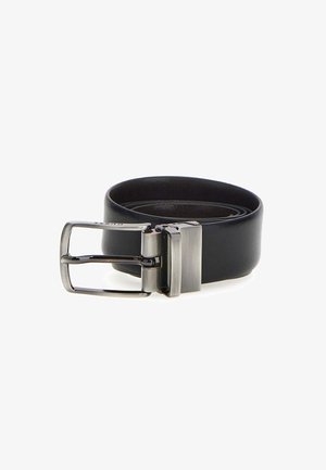 Cintura in pelle nera con una fibbia rettangolare in metallo argentato, caratterizzata da una texture liscia e un design classico.