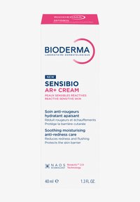 L'emballage de la crème Bioderma Sensibio AR+ présente une boîte blanche avec des accents roses, du texte bleu et un logo subtil. Contient 40 ml de crème pour peau sensible.