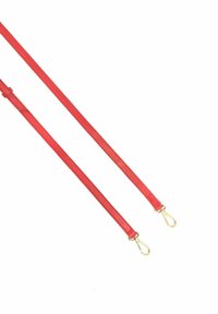 Czerwona skórzana smycz dla psa z dwoma złotymi metalowymi karabińczykami. Charakteryzuje się gładką teksturą i płaskim designem, zaprojektowana z myślą o trwałości i komforcie.