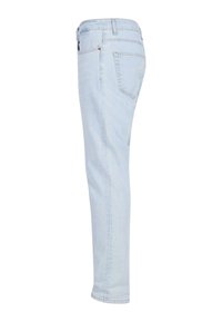 Vaqueros de mezclilla azul claro con corte slim; cuentan con cinco bolsillos, lazos para cinturón y una sutil textura desgastada; diseño de pierna recta.