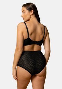 Soutien-gorge noir et culotte noire taille haute mettant en valeur un motif en dentelle, avec des bretelles réglables et une texture lisse, vue de l'arrière.