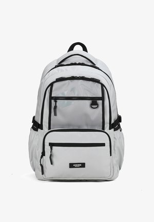 Sac à dos gris avec des accents noirs, plusieurs compartiments zippés, des bretelles rembourrées et un élément de design réfléchissant à l'avant.
