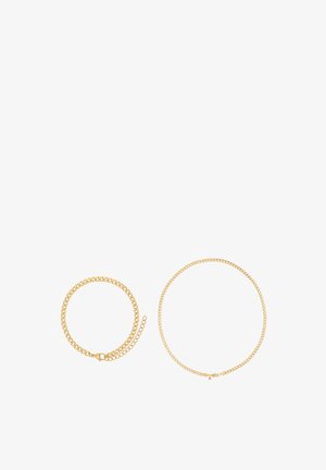 Ensemble bracelet et collier en chaîne dorée, présentant des designs entrelacés. Le bracelet est circulaire, et le collier est ovale, tous deux avec des fermoirs.