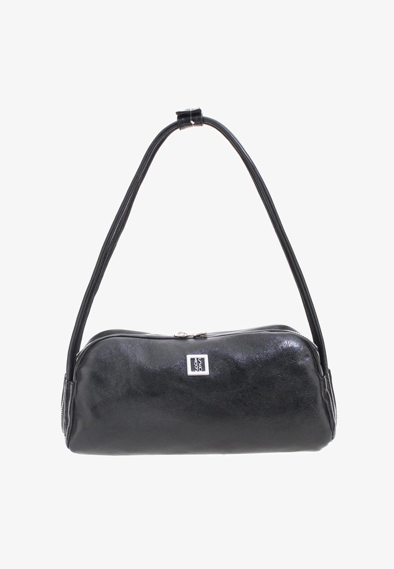 Sac à épaule en cuir noir avec une longue bandoulière, de forme rectangulaire, fermeture éclair argentée et petite plaque logo AS98 centrée sur le devant.