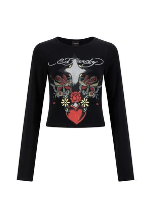 Zwarte lange mouwen crop top met Ed Hardy-script, zilveren kruis, rode hart, rozen, madeliefjes en vlinderafbeelding op de voorkant.