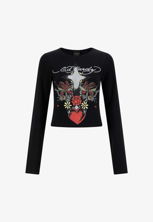 Crop top nero a maniche lunghe con scritta Ed Hardy, croce argentata, cuore rosso, rose, margherite e grafica di una farfalla sul davanti.