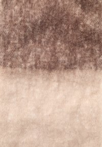 Tessuto morbido in lana che presenta un gradiente dal marrone scuro nella parte superiore al beige chiaro nella parte inferiore, con una texture pelosa e sottili variazioni.