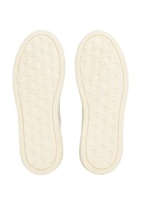 Suole delle scarpe color crema con un motivo a quadretti testurizzato, circondate da un bordo rigato per aderenza e durata.