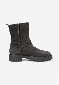 Must musta ankle boot, külgse tõmbluku, kummist väljatõmbega ning tekstuursete detailidega. Omab madalat kuhjatavat kontsa ja reguleeritavat rihma.