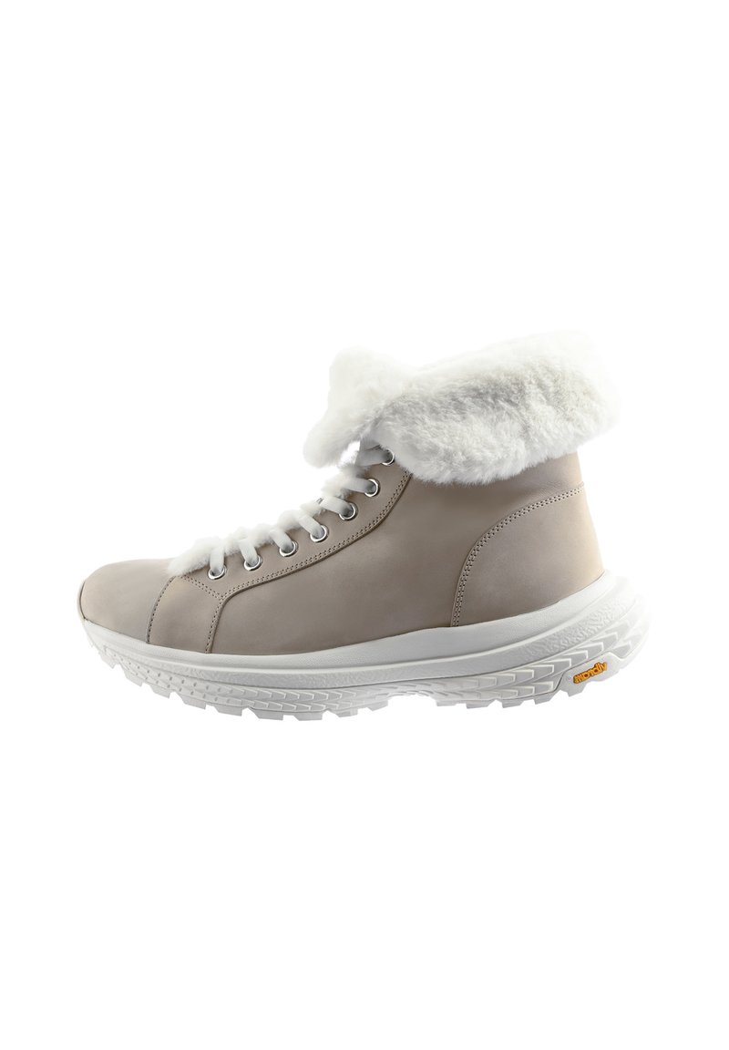 Beige vinterstövel med vit fluffig skafthuva, snörning fram och tjock vit texturerad sula avsedd för utomhusbruk.