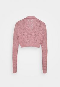 Rosa kort kofta med ett strukturerat stickat mönster, långa ärmar och ribbad nederkant. Har en öppen arbetsdesign på baksidan.