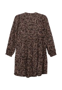 Zwarte bloemenjurk met lange mouwen, voorzien van een gelaagd ontwerp, klein roze en beige bloemenpatroon en een ronde halslijn.