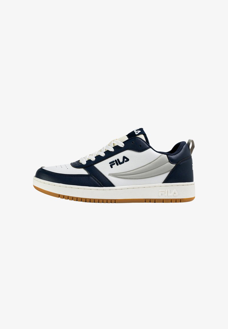 Baskets basses FILA blanches et bleu marine avec semelle gomme, lacets blancs et logo sur le côté et la languette, vues de côté externe.