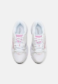 Scarpe da ginnastica bianche con tomaia in rete, dettagli rosa, sovrapposizioni grigie testurizzate e una suola ammortizzata. Presentano lacci tradizionali e un logo.