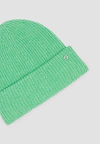 Groene gebreide beanie met geribbelde textuur en omgeslagen rand, met een klein rond logoaccent aan de zijkant.