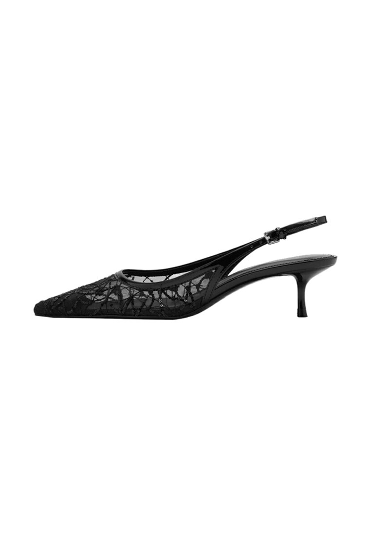 Black pumps