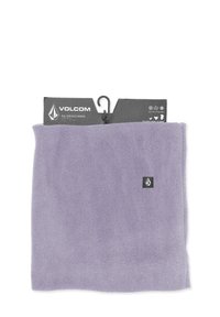 Cuello calentador de forro polar morado con una textura suave. Presenta un pequeño parche con el logo negro y una etiqueta de venta con un gancho para colgar.