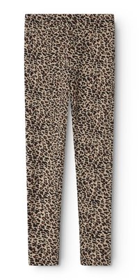 Legginsy w panterkę z beżowym tłem i czarnymi oraz rudobrązowymi plamkami, wykonane z miękkiego, elastycznego materiału.