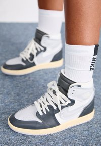 Unselected, anthracite/neutral grey/sail