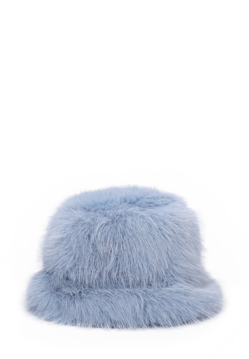 Cappello a secchiello in pelliccia sintetica azzurro chiaro con parte superiore arrotondata e ampia visiera morbida. La texture è soffice, con un aspetto liscio e peloso.