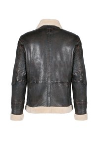 Brun läderjacka med shearlingkrage och manschetter, texturerad yta och figurnära design. Har synliga sömmar och fickor.