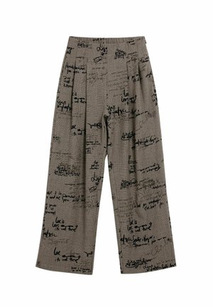 Pantalones de tela gris con texto manuscrito negro y diseños abstractos, con corte de pierna ancha y frente plisado.