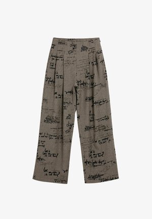 Sivé nohavice z látky s čiernym rukopisným textom a abstraktnými vzormi, so širokým strihom a skladaným predným dielom.