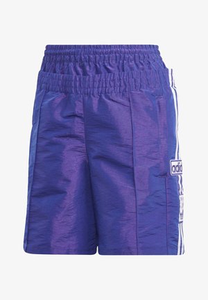 Fioletowe sportowe spodenki z elastycznym pasem, bocznymi kieszeniami, białymi pionowymi paskami i naszywką z logo Adidas na prawej nodze.