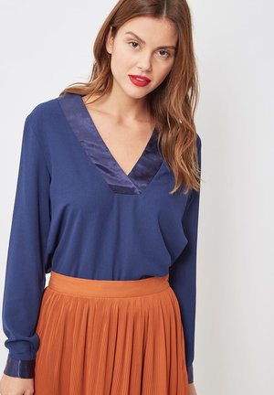 CON ESCOTE EN V - Blusa - azul