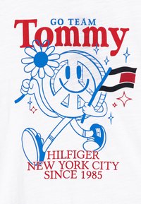 Tommy Hilfiger FUN TEE - Triko s potiskem - white