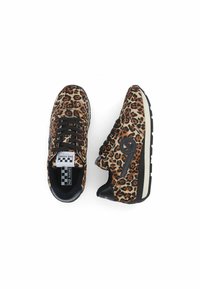 Lepelprint sneakers met zwarte veters en accenten, gemaakt van suède, ronde neus en een gestructureerde zool. Merkenlabel zichtbaar op de tong.