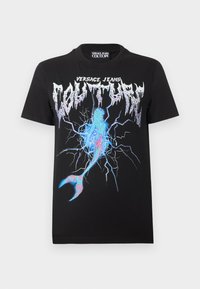 Μαύρο t-shirt Versace Jeans Couture με μεταλλικό λογότυπο και μπλε, ροζ γραφικό αστραπής που μοιάζει με ραγισμένη επιφάνεια και ουρά γοργόνας.