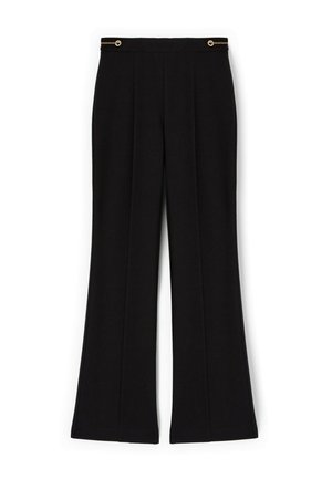 Pantaloni larghi neri con un design sartoriale, caratterizzati da un frontale piatto, pieghe verticali e dettagli in metallo dorato alla vita.