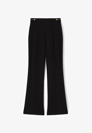Pantalones anchos negros con un diseño a medida, que presentan un frente plano, pliegues verticales y acentos de hardware en tono dorado en la cintura.
