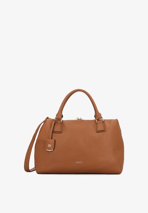 Bolso de mano de cuero marrón claro con asas dobles, una correa para el hombro ajustable, detalles en hardware dorado y una pequeña etiqueta adjunta con el logotipo.