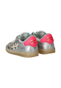 Zilveren sneakers met een textuurpatroon, roze accenten bij de hak en een beige rubberen zool. Heeft een vetersluiting en een gevoerde kraag.
