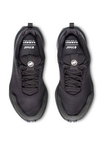 Svarta sportskor med en strukturerad textilöverdel, tonade snören och sula av gummi. Inkluderar en märkesdragflik på tungan.