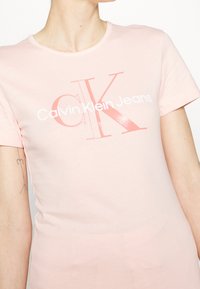 Calvin Klein Jeans Triko s potiskem - pink