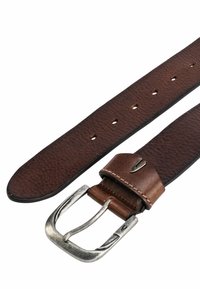Bruine leren riem met een gestructureerde afwerking, voorzien van een zilveren metalen gesp en een glad leren punt. Gaten voor aanpassing zijn zichtbaar.