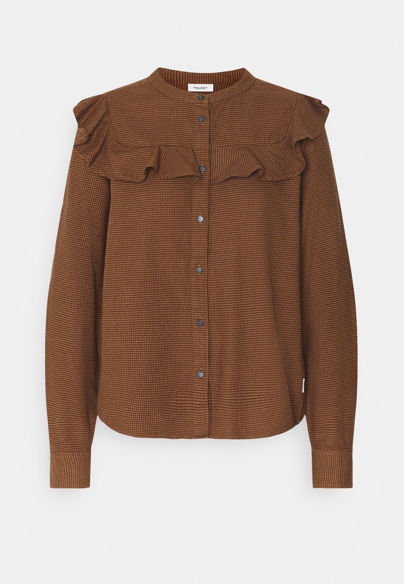 Brun rutmönstrad skjorta med knapp fram, som har en volangkrage, långa ärmar och metallknappar längst fram. Texturerade tygdetaljer synliga.