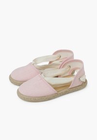 Světle růžové espadrilky s měkkým plátěným svrškem, elastickými popruhy a tkanou jutovou podešví. Zaoblená špička s minimálními švy.