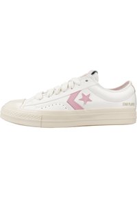 Sneakers din piele albă cu un design cu stea roz �și o chevron, vârf rotund și o talpă din cauciuc texturat. Textul "STAR PLAYER" pe toc.
