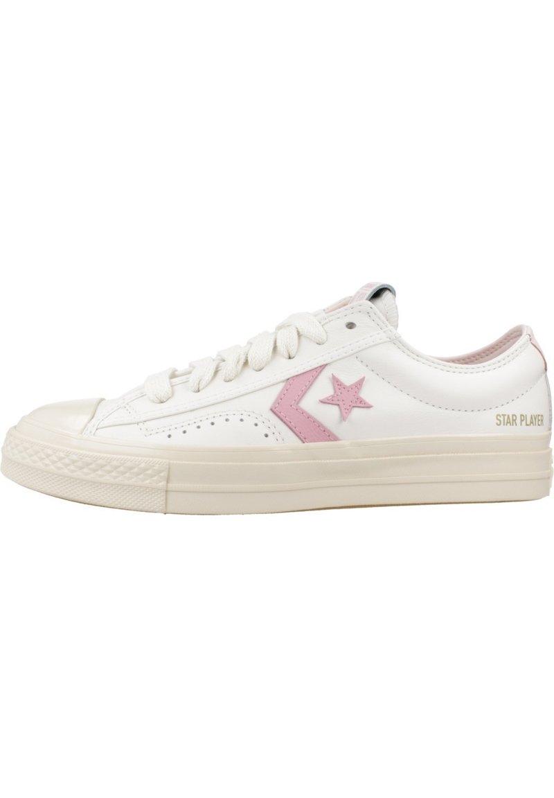 Sneakers din piele albă cu un design cu stea roz și o chevron, vârf rotund și o talpă din cauciuc texturat. Textul "STAR PLAYER" pe toc.