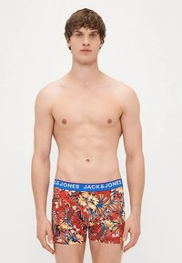 Rode boxershorts met een bloemenprint en een blauwe elastische tailleband waarop de merknaam "JACK & JONES" staat. Glad stof met een aansluitend ontwerp.