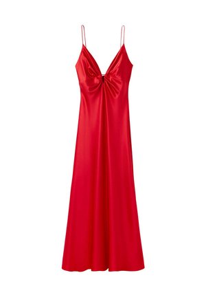 Robe nuisette en satin rouge avec fines bretelles, décolleté en V profond et détail froncé au niveau de la poitrine, qui s'élargit en une longue jupe.