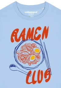 Lichtblauw T-shirt met korte mouwen met een afbeelding van een kom ramen. Het ontwerp heeft rode en gele accenten en blauwe eetstokjes.