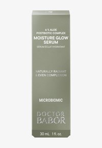 Confezione verde per il siero Moisture Glow di Doctor Babor. Dettagli notevoli includono testo argentato, dimensione di 30 mL e informazioni sugli ingredienti.